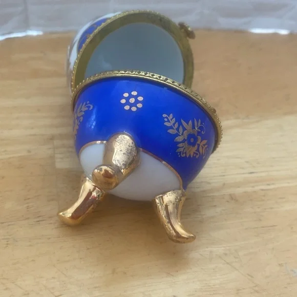 Vintage hinged porcelain egg trinket box. About 4 in Gold and blue - Picture 6 of 7